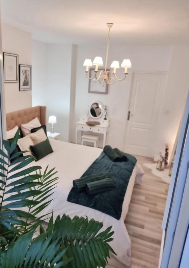 Oasis Citadine Terrasse Intime Jardin Privatif En Plein Centre Ville 70M2 Cambrai Esterno foto